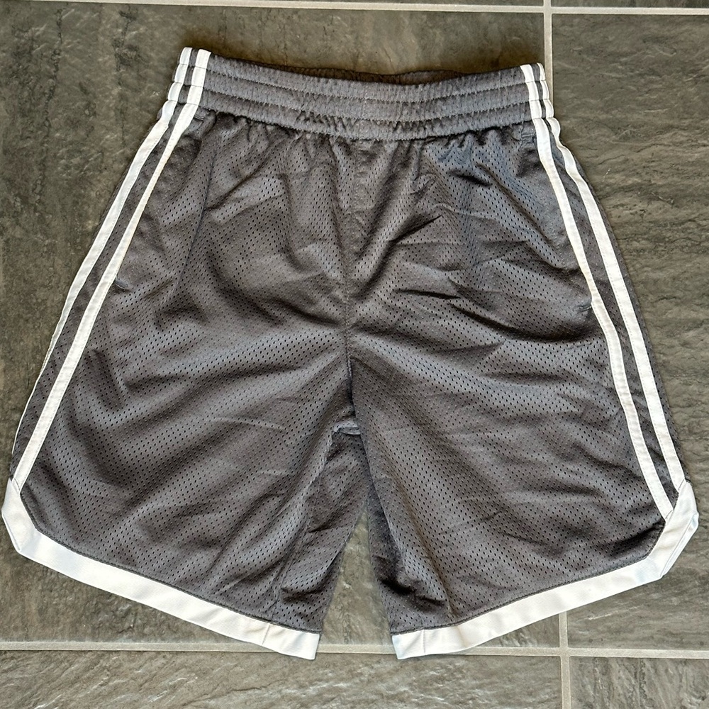 Boys ADIDAS Youth size Medium Training Shorts, Gray